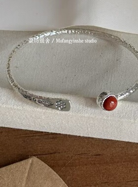 复古南红亮银手工锤纹小鱼银镯子