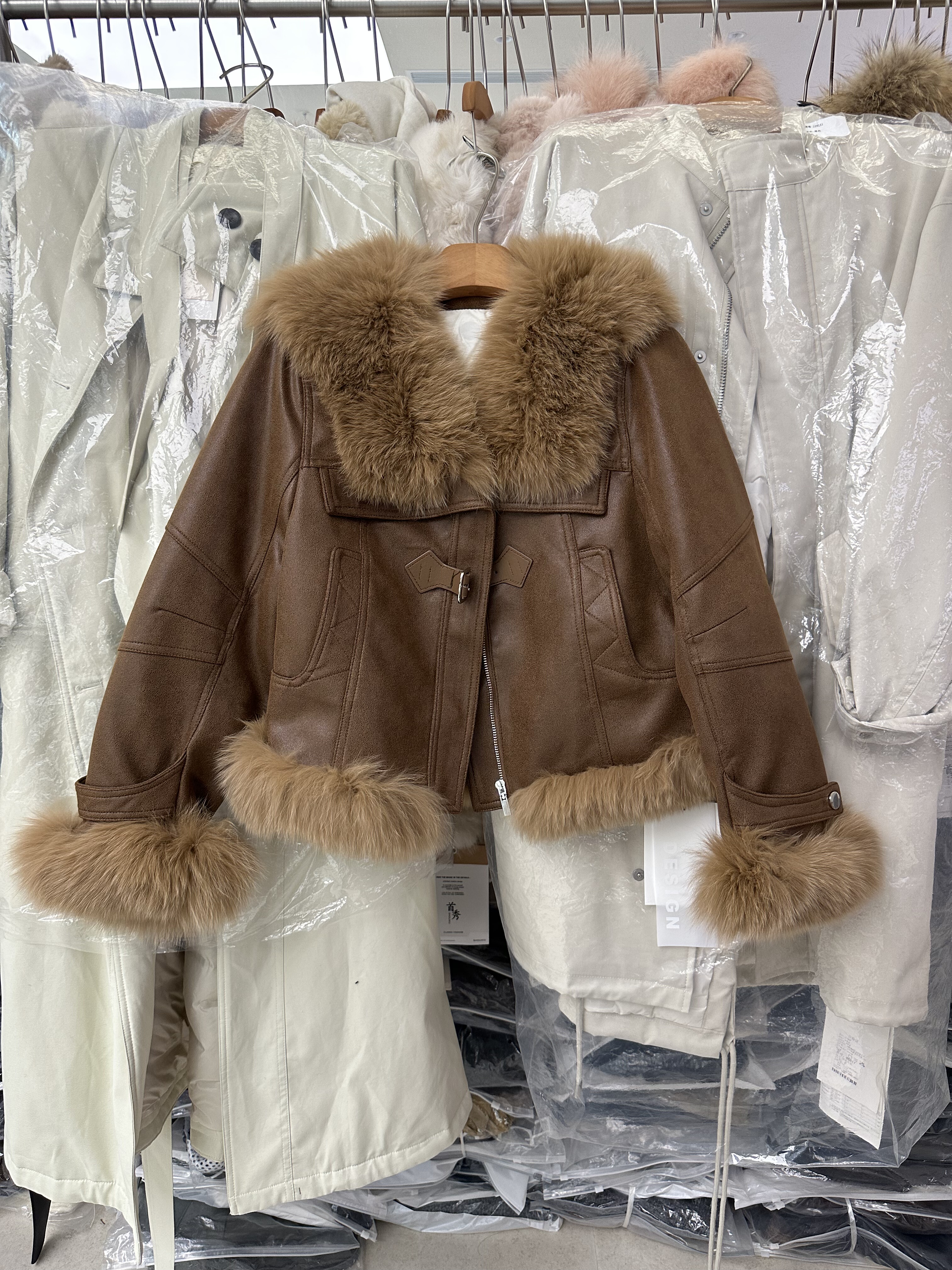 SY欧洲站新款时尚高品质翻领狐狸毛领麂皮绒羽绒服短款保暖外套女