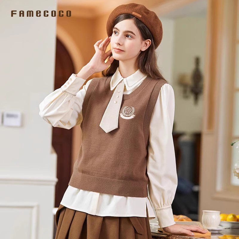 极简学院风徽章套头针织马甲短款