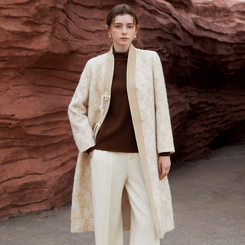 Famecoco折扣店新中式盘扣V领毛呢大衣长款粗花呢外套FAB8AN030