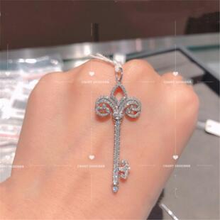 经典鸢尾花满钻钥匙项链女纯银小众高级感 皇冠燕尾花心锁毛衣链