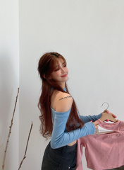 Early spring new slant shoulder hollowed out to show thin and tight navel T-shirt real price