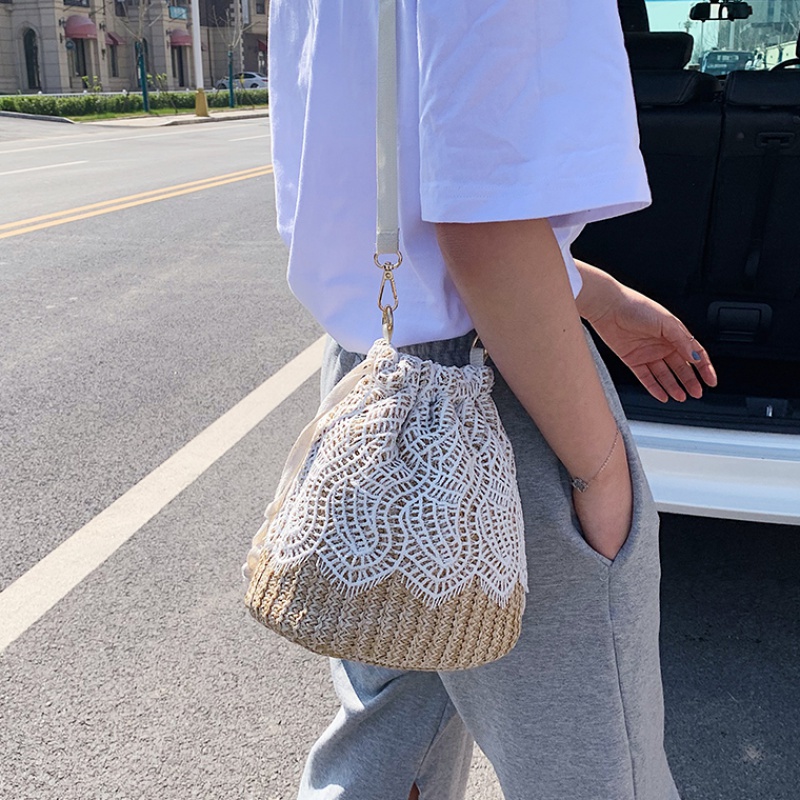 新款百搭ins文艺草编包包女2020夏季新款编织蕾丝水桶包手提女包在类目 箱包皮具/热销女包/男包, 女士包袋中 - 来自Buy2taobao.com提供专业的淘宝代购服务