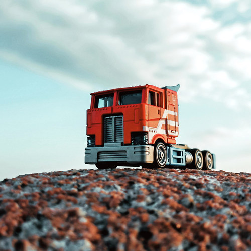 擎天柱变形金刚带车厢玩具