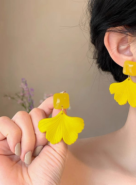 巨出片~ 黄色几何银杏叶耳钉女2025年新款多巴胺耳环夏季出游耳饰