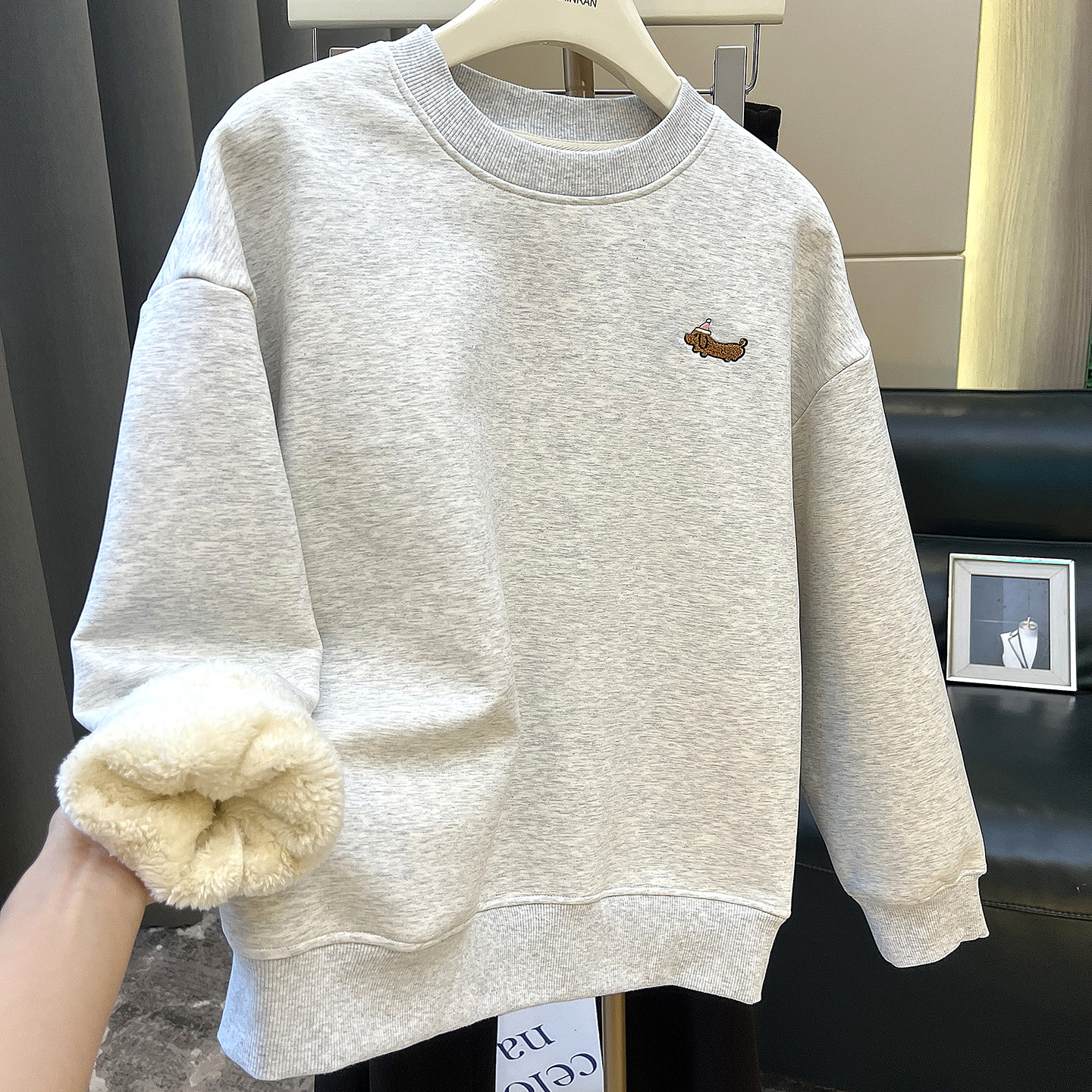 无帽长袖圆领刺绣上衣