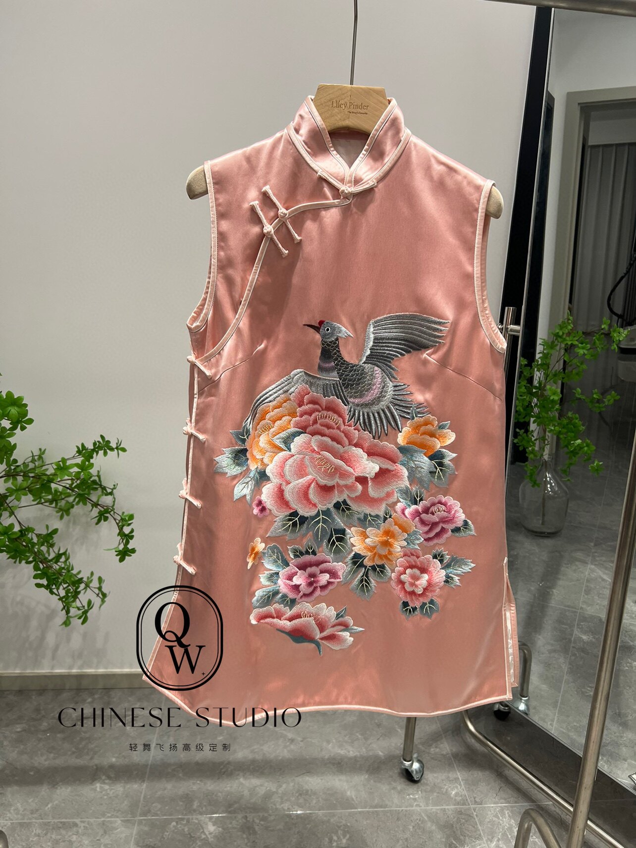 高级感新中式国风复古气质高端精致粉色刺绣盘扣无袖连衣裙女夏季