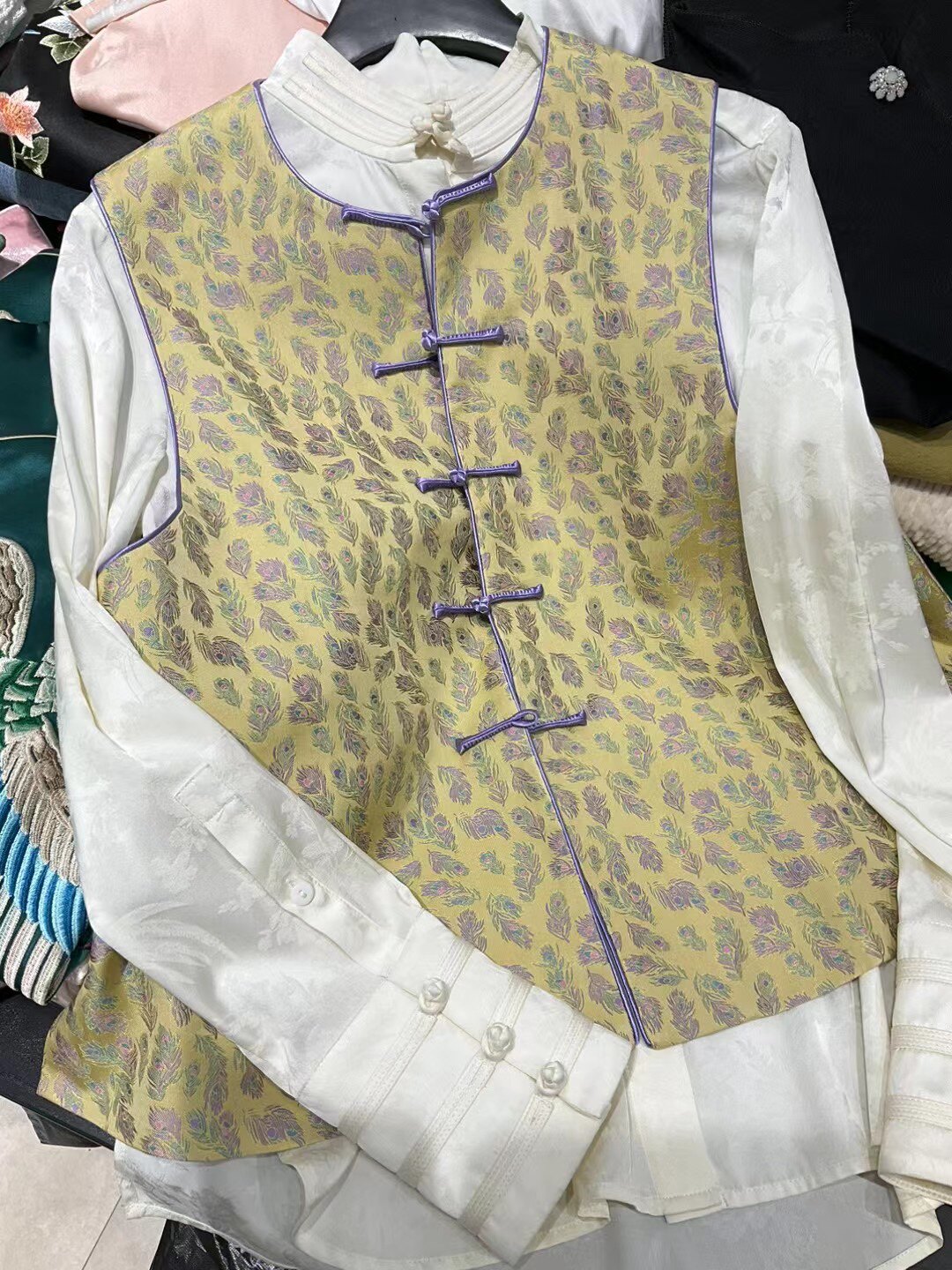 新中式立领盘扣重工织花宽松圆领马甲女国风复古米黄马夹背心外套