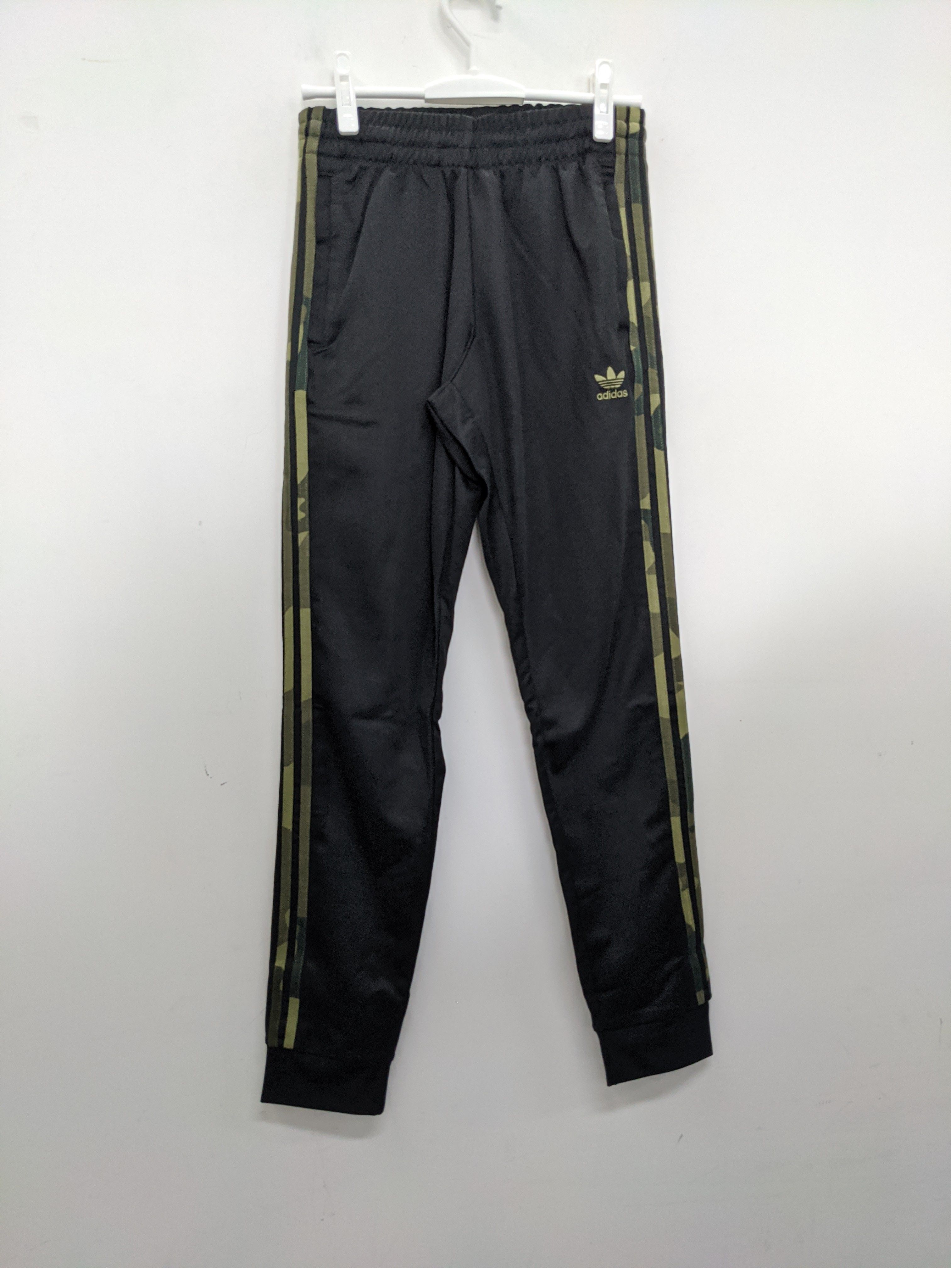 Adidas阿迪达斯三叶草 男款 CAMO 迷彩条纹经典收脚运动裤FM3360