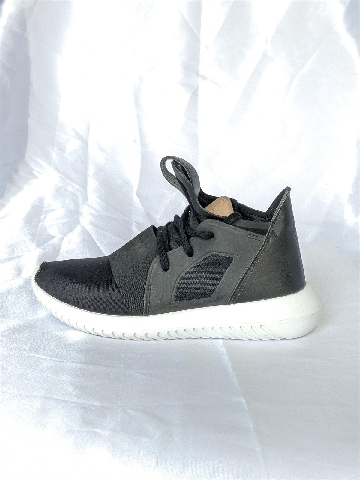 三叶草 ADIDAS TUBULAR DEFIANT 女子轻量百搭显瘦休闲鞋 S75249