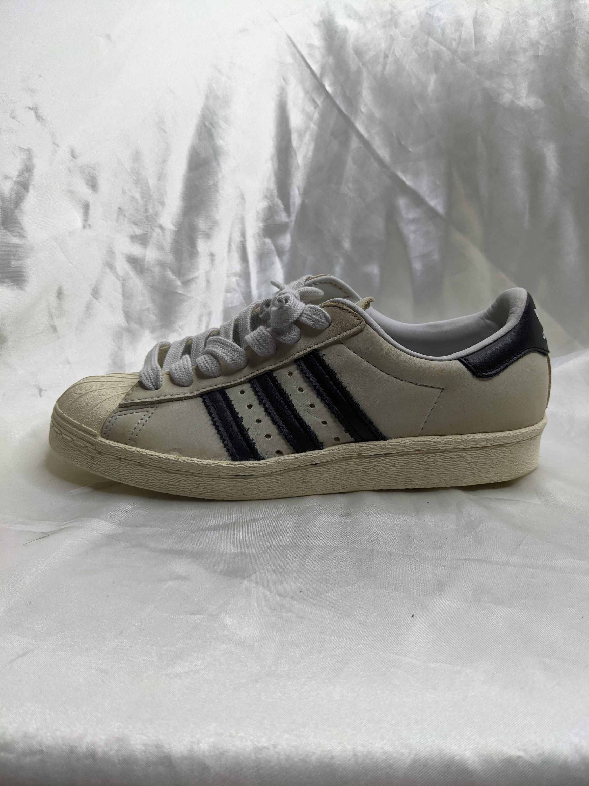 三叶草 adidas Superstar 80s 女休闲滑板鞋 CQ2512 做旧遗胶色差