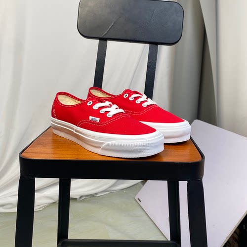 VANS范斯低帮红色休闲板鞋