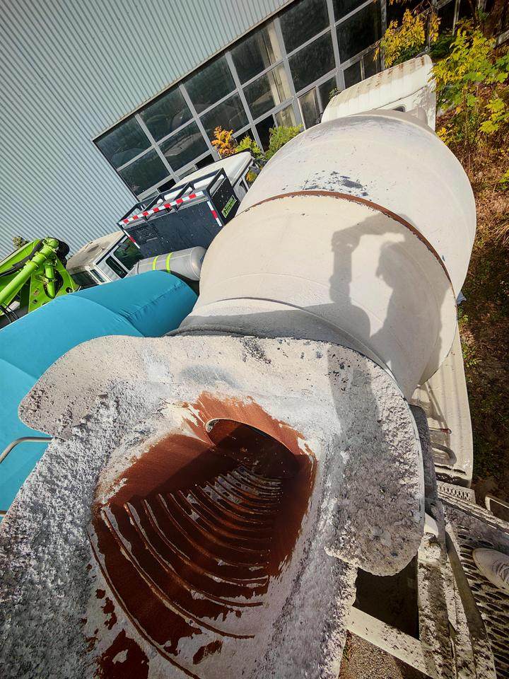 1月21日芜湖苏BUW893的中联牌重型特殊结构货车网络拍卖公告