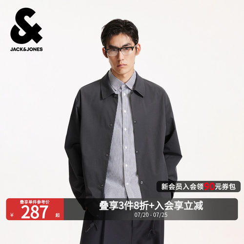 略宽松版型，翻领领口，按扣门襟一粒扣袖口
