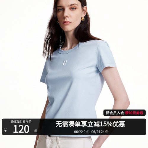 圆领领型，合身版型，胸前字母图案