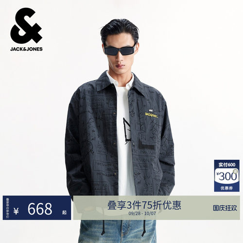 宽松版型，衣身满印图案，BSQ刺绣图案装饰