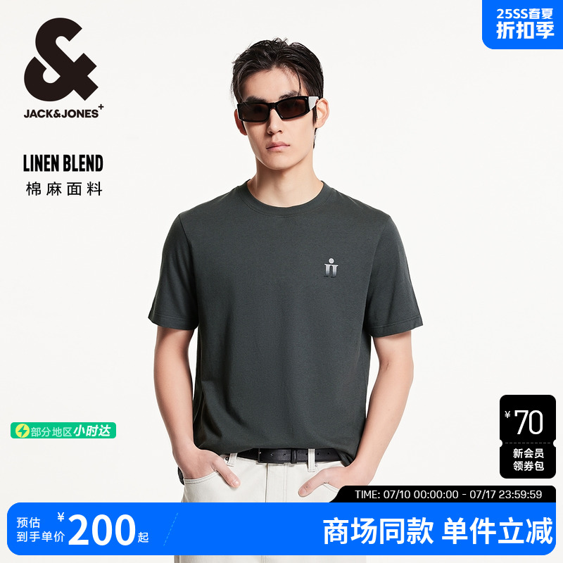 直筒版型，衣胸前植绒logo贴布装饰，