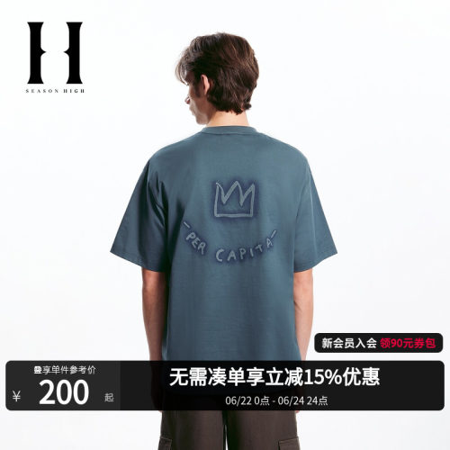 胸前装饰性胸兜；背后立体刺绣字母图案