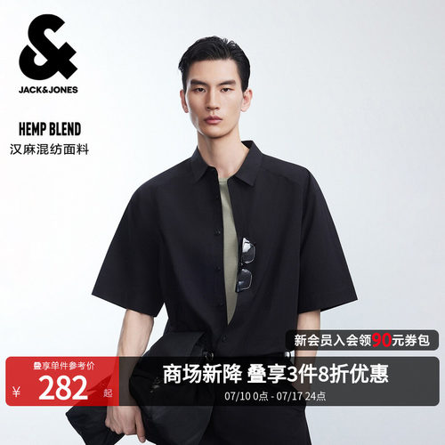 宽松版型，翻领领型，纽扣门襟