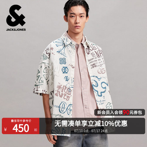 宽松版型，翻领领口，纽扣门襟