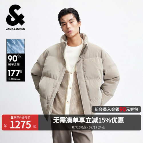宽松版型，立领领口，拉链按扣双门襟