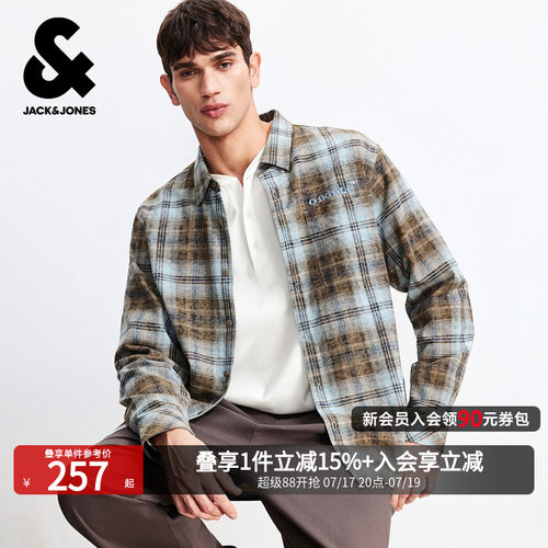 宽松版型，翻领领口，纽扣门襟，渐变吊染