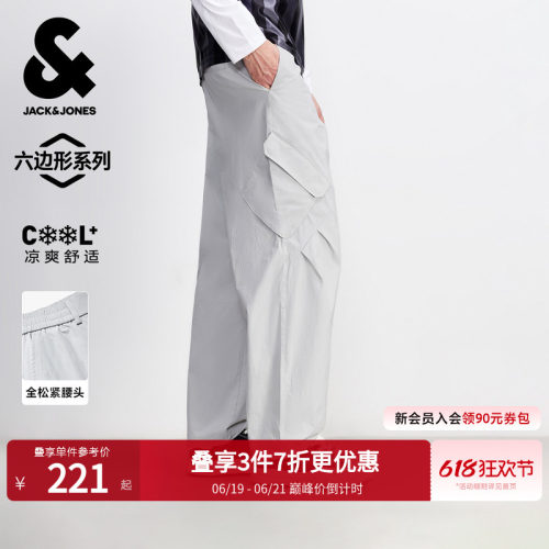 "1. 膝盖处斜向人体工学立体打褶设计