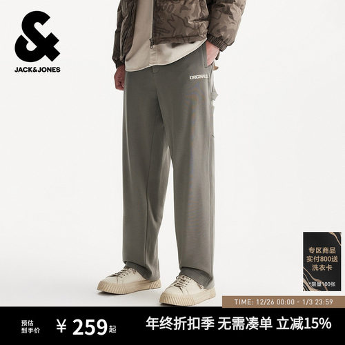 字母刺绣，底摆松紧抽绳，背后双侧贴袋