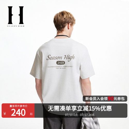 略宽松版型；纯棉面料；复古字母印花图案；