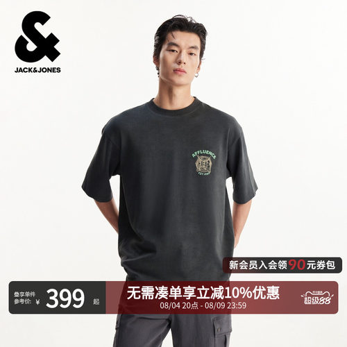 略宽松版型；圆领领型；刺绣字母图腾；