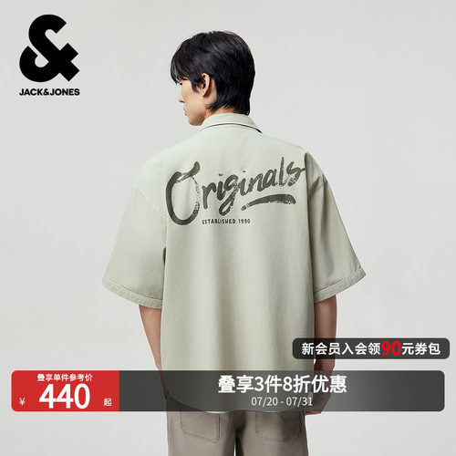 OVERSIZED版型，翻领领口，胸前双侧贴袋