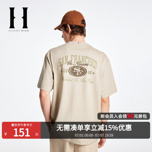 略宽松版型；罗纹圆领；领后刺绣设计