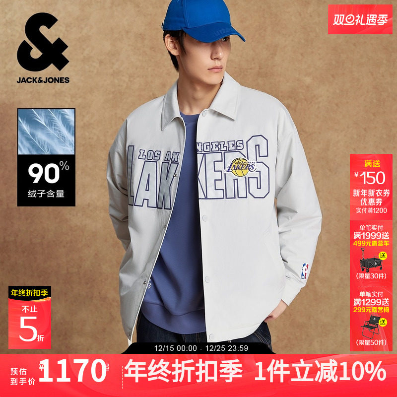 宽松版型，翻领领型，按扣门襟，