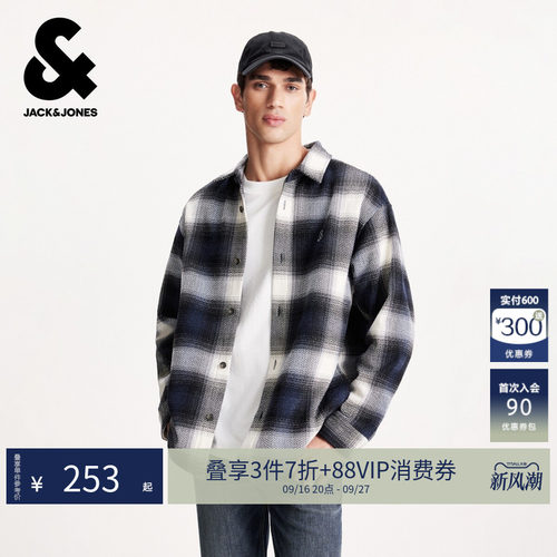略宽松版型 尖领领型  胸前logo刺绣装饰