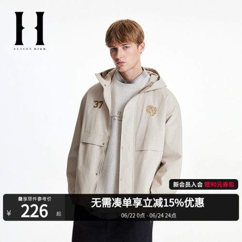 两侧插袋口袋。背部字母刺绣，松紧袖口