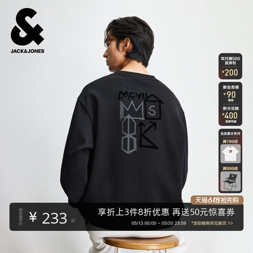 宽松版型，罗纹圆领领口，胸前logo刺绣