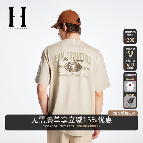 略宽松版型；罗纹圆领；领后刺绣设计