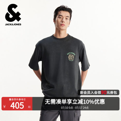 略宽松版型；圆领领型；刺绣字母图腾；