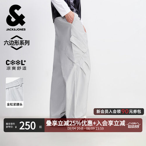 "1. 膝盖处斜向人体工学立体打褶设计