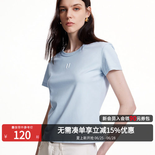 圆领领型，合身版型，胸前字母图案