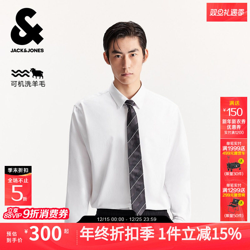 宽松版型，翻领领型，纽扣门襟，两粒扣袖口