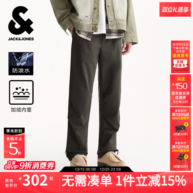 宽松版型，松紧抽绳腰头，膝盖褶皱设计