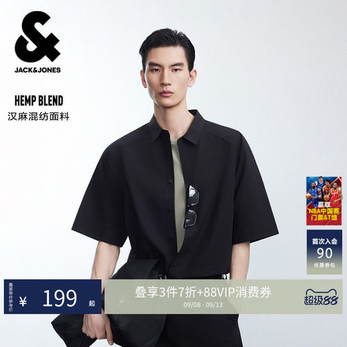 宽松版型，翻领领型，纽扣门襟