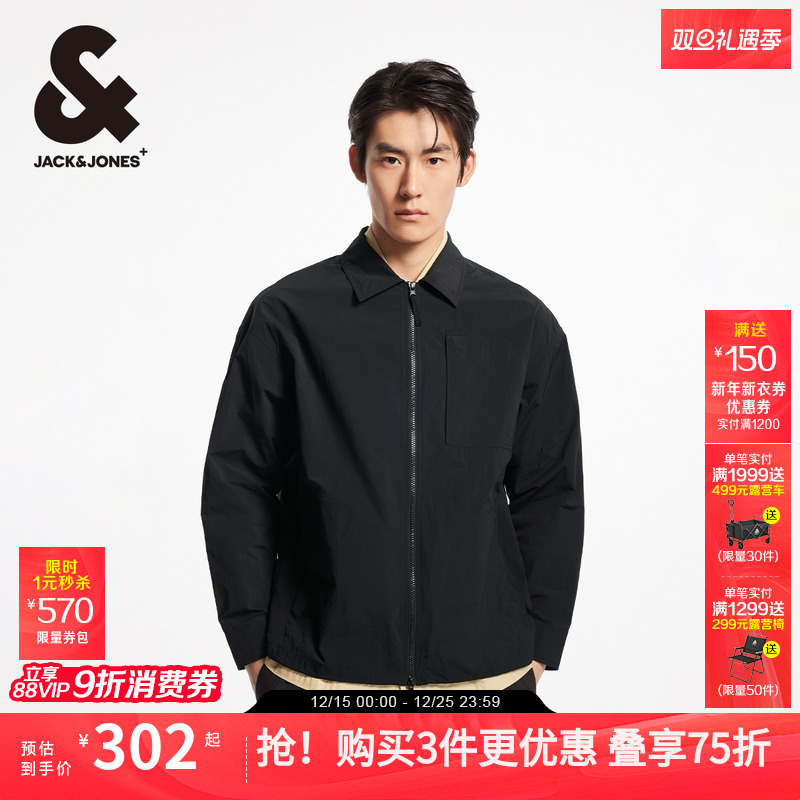 多口袋设计；单侧刺绣字母；底摆可调节抽绳