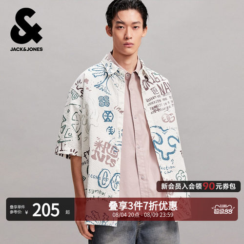 宽松版型，翻领领口，纽扣门襟