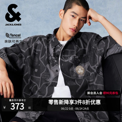 翻领领型，纽扣门襟胸前单侧贴袋 衣身满印