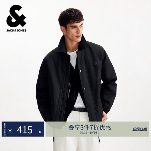 略宽松版型，翻领领型，拉链按扣双门襟