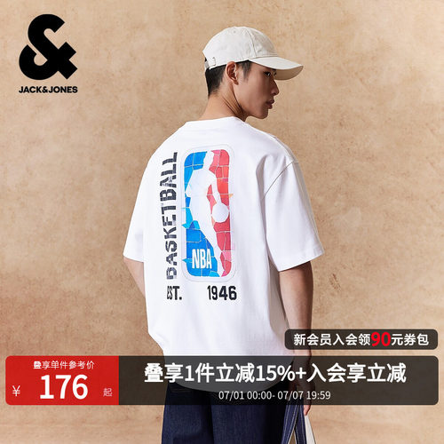 略宽松版型；罗纹圆领；艺术解构风格胶印