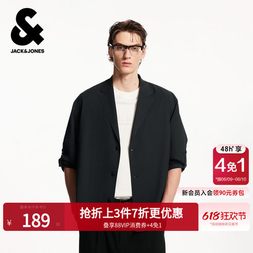 宽松版型，平驳领领型，可挽袖设计