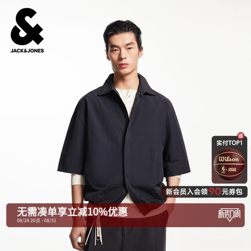 略宽松版型；纽扣+拉链门襟；两侧插袋